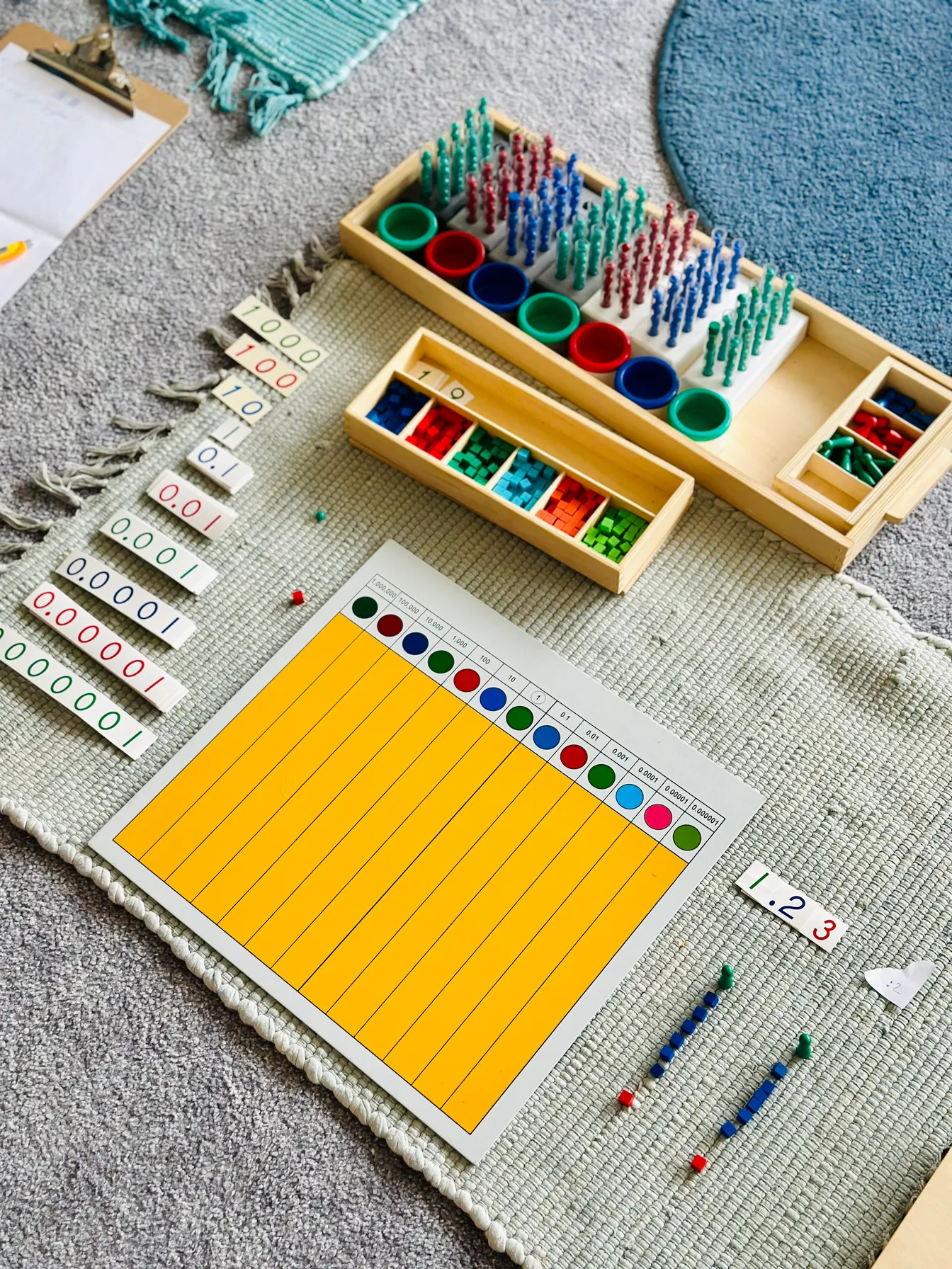 Matematické Montessori pomůcky připravené k samostatné práci
