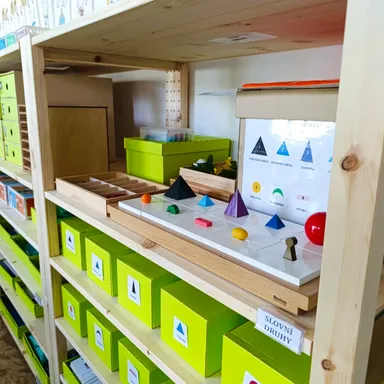 Připravená police s geometrickými Montessori pomůckami
