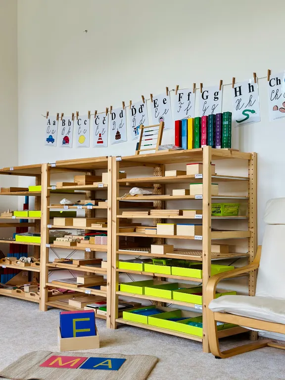 Přehledně uspořádané police s Montessori pomůckami