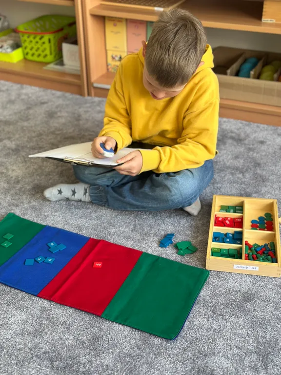 Dítě samostatně pracuje s matematickou pomůckou