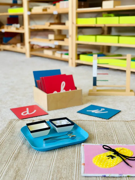 Montessori písmena a jazykové pomůcky připravené k práci